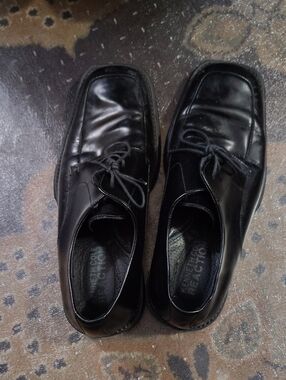 Men's 9 Kenneth Cole , $25
